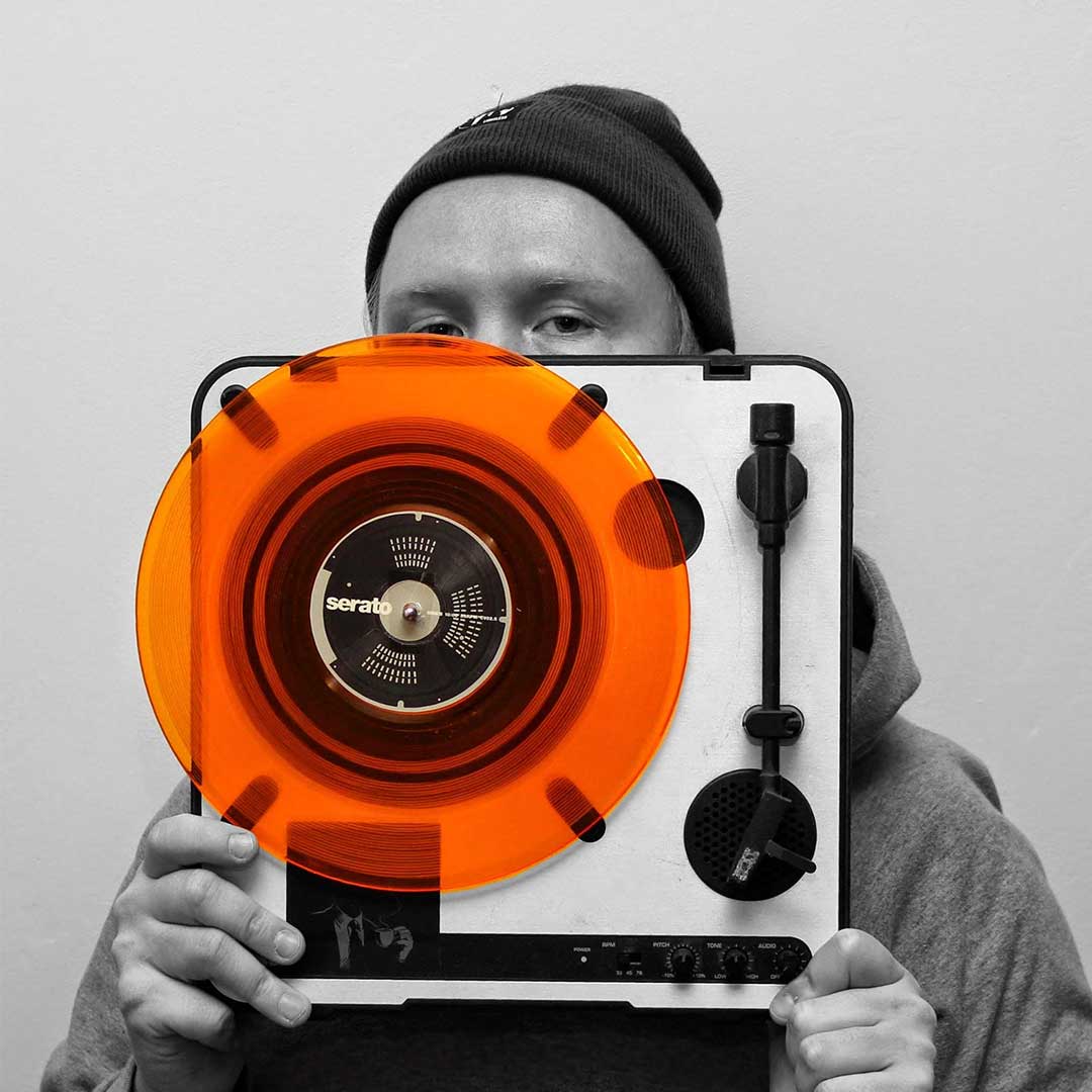 Finnish beatmaker Fanu FatGyver holding a portable turntable Nu-Mark PT01