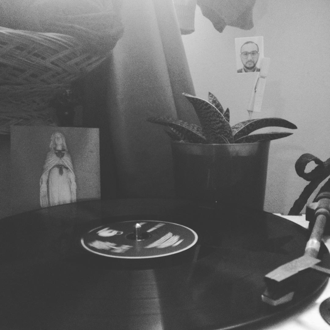 Turntable with record spinning, black and white picture, about Stretto Blaster stories