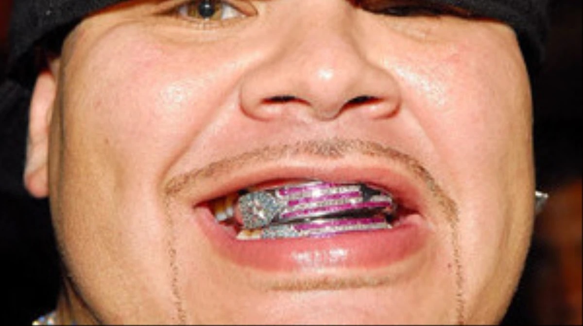 Fat Joe wearing his grillz jewelry representing the Boricuas 